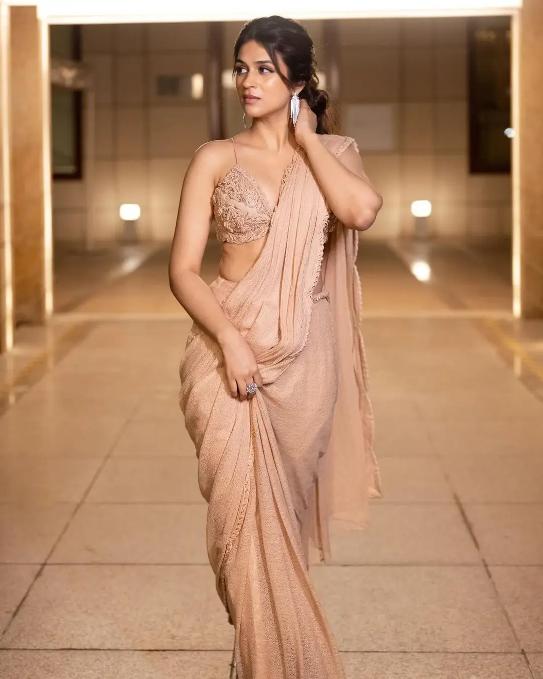 Beautiful Indian Actress Shraddha Das in Pink Saree